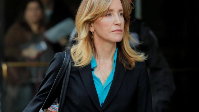 Huffman y otros 12 padres se declaran culpables por la mayor estafa universitaria de EEUU