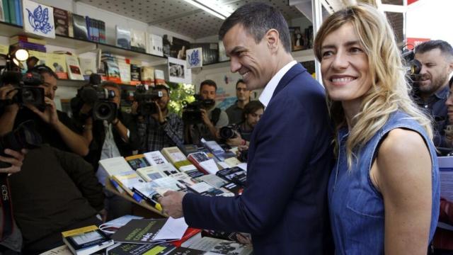 Pedro Sánchez en la Feria del Libro. EFE.