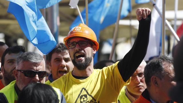 Un trabajador de Alcoa durante una movilización.