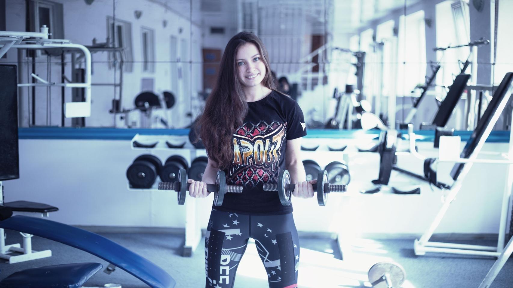 Una mujer en el gimnasio