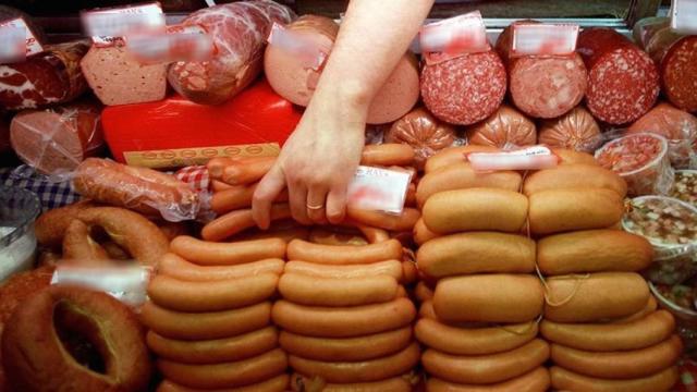 El mostrador de una carnicería.