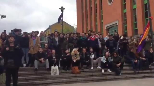 Jóvenes que han boicoteado la mesa informativa de Vox en Oviedo.