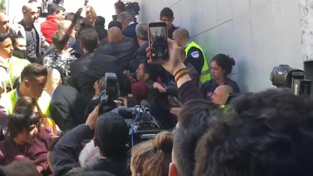 Escrache 'indepe' a Cayetana Álvarez de Toledo en Barcelona.