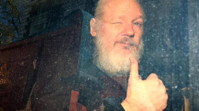 Julian Assange en el furgón policial al ser detenido.