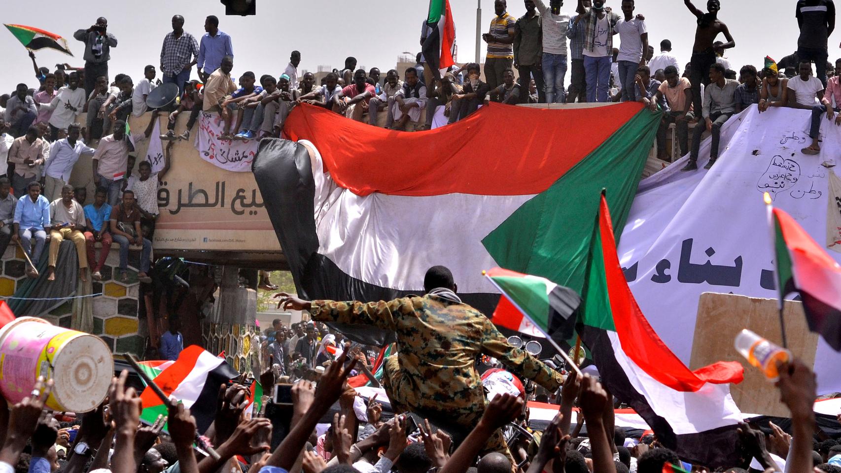 Manifestantes tras la destitución de Bashir