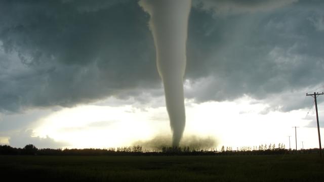 El tornado Elie Manitoba a su paso por un núcleo rural.