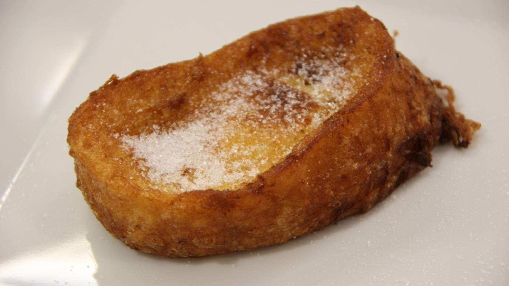 Una torrija espolvoreada con azúcar.