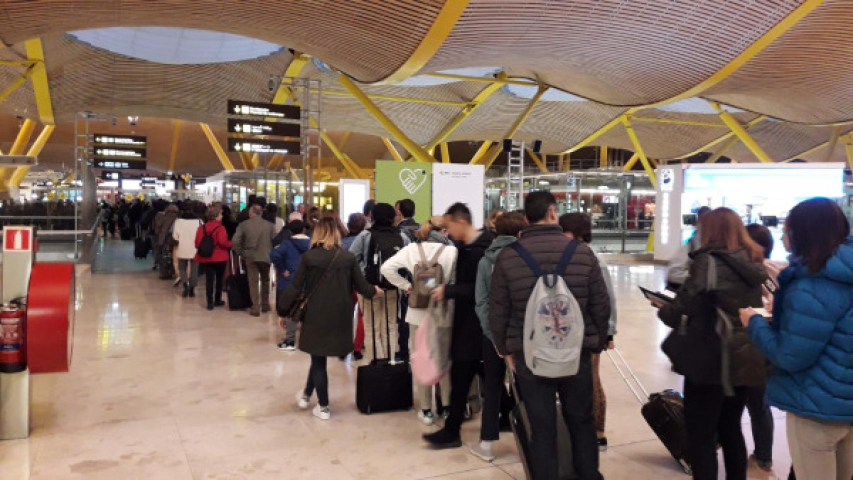 Viajeros en el aeropuerto de Barajas.