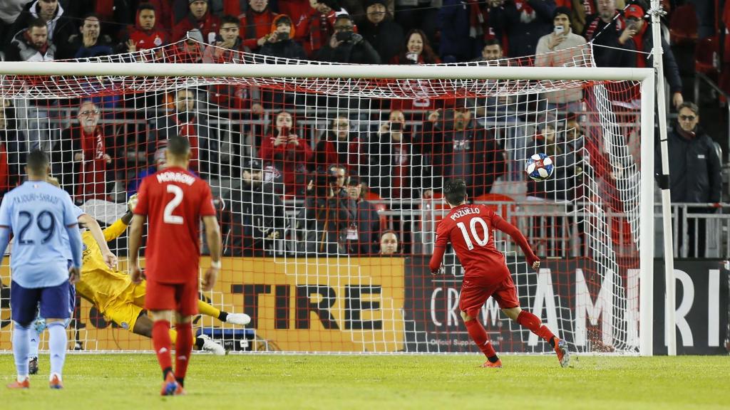 Pozuelo marcó a lo Panenka en su debut con Toronto FC