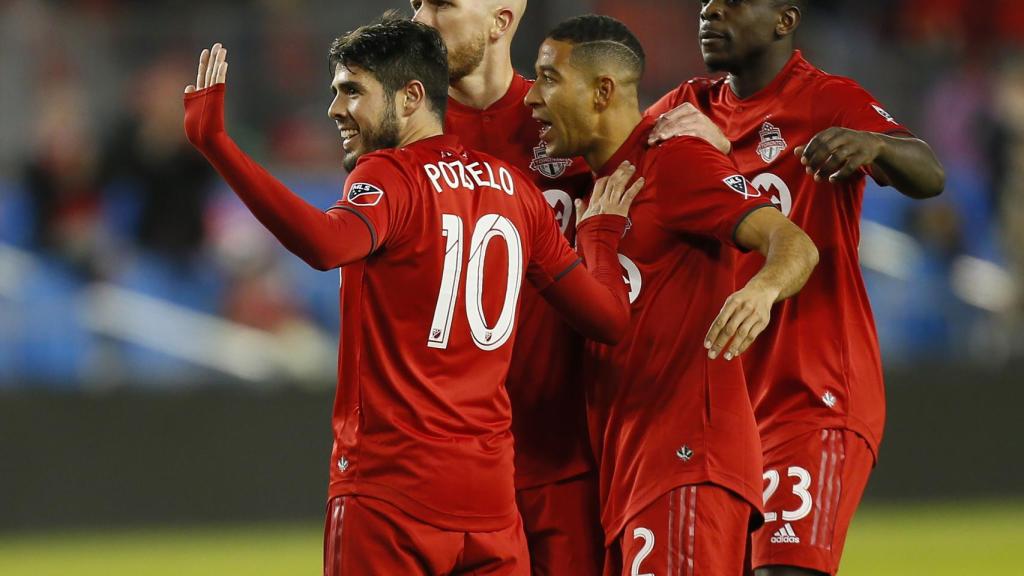 Pozuelo celebra con sus compañeros del Toronto