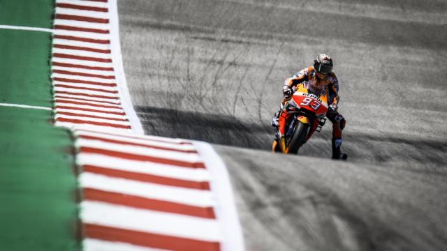 Marc Márquez saca la pierna izquierda del carenado antes de trazar una curva, en el COTA de Austin.