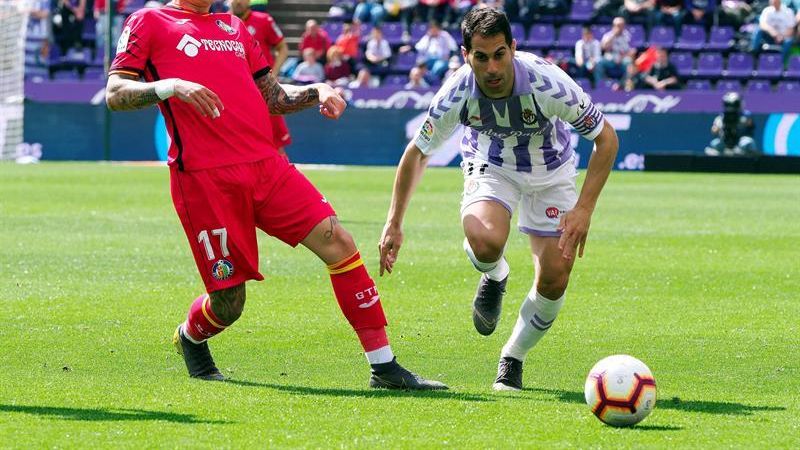 Moyano y Olivera pelean por un balón