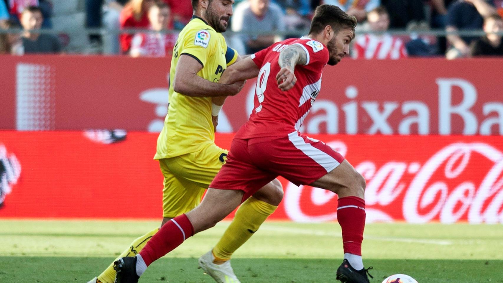 Mario Gaspar junto a Portu, en un momento del partido