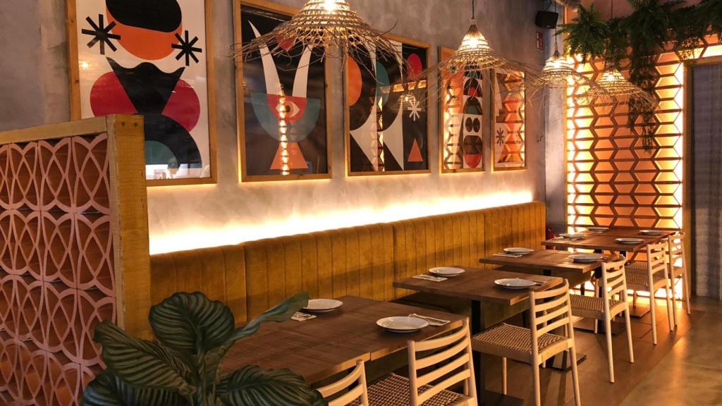 Interior de Zicatela en la calle Pardo Bazán.