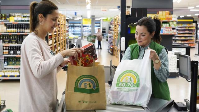 Foto de archivo de un supermercado de Mercadona con las nuevas bolsas disponible para los clientes