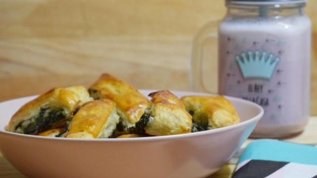 Hojaldritos rellenos de espinacas y queso,  receta fácil para picotear