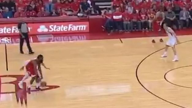 Ricky Rubio defendiendo a James Harden