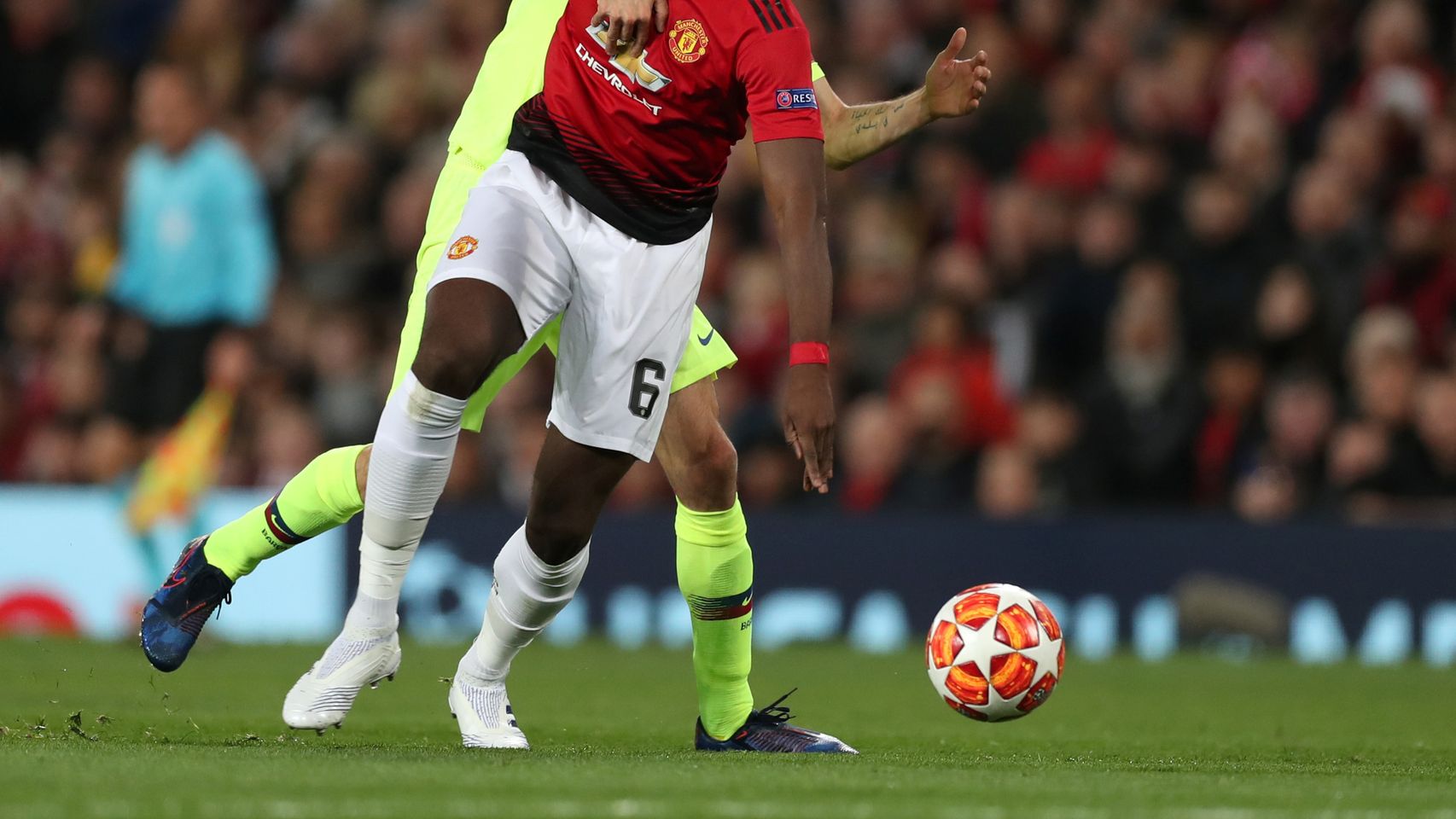 Pogba y Busquets, en un momento del partido en Old Trafford