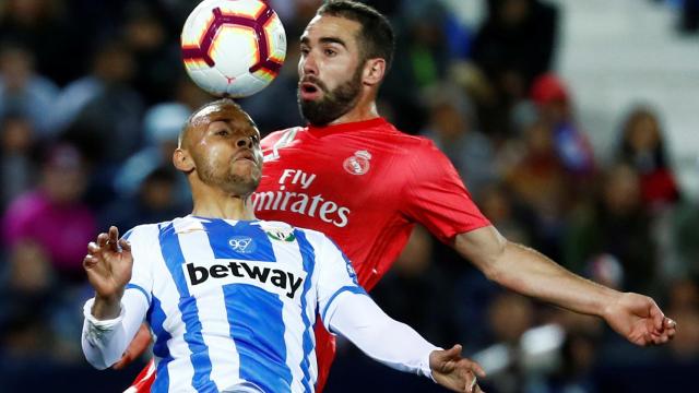 Carvajal pelea por un balón contra un jugador del Leganés