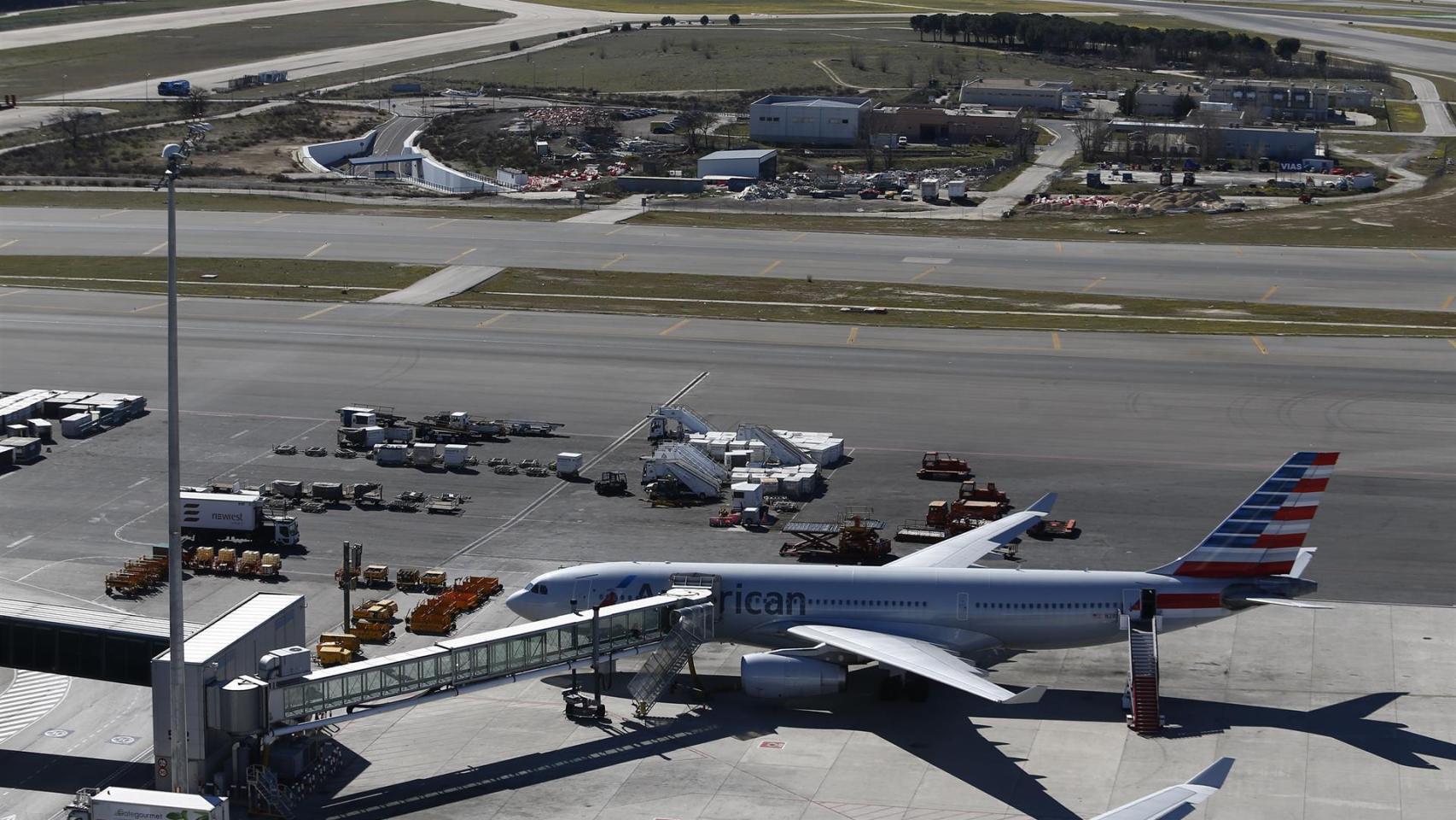 Imagen de un 737 MAX de American Airlines en un aeropuerto.