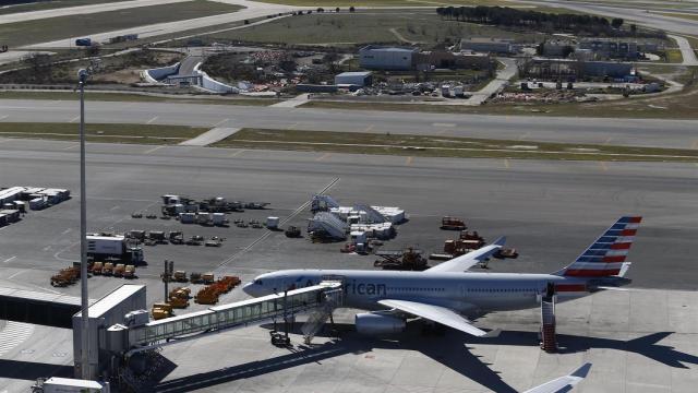Imagen de un 737 MAX de American Airlines en un aeropuerto.