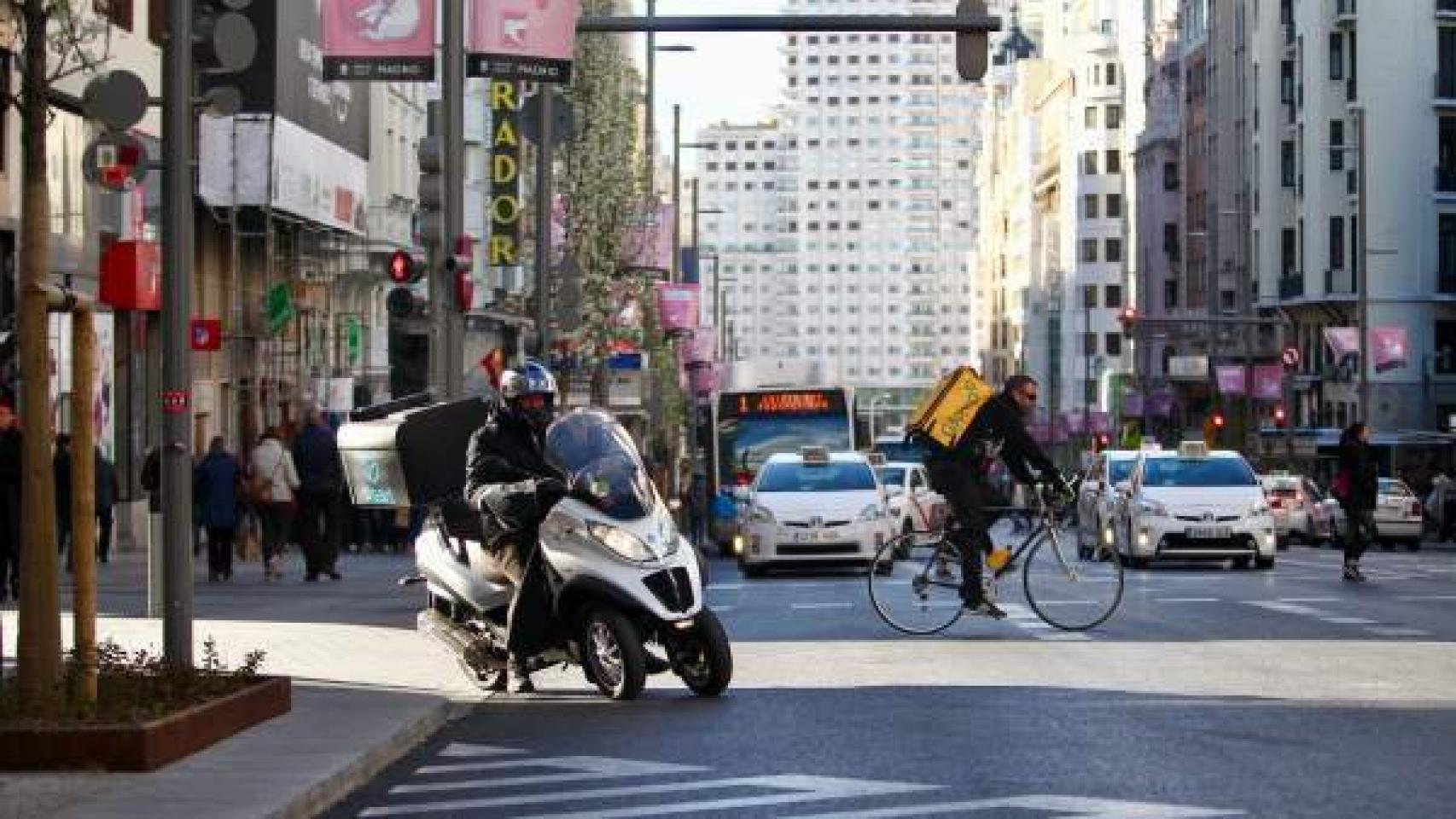 Imagen de archivo de dos 'riders' en Madrid Central.