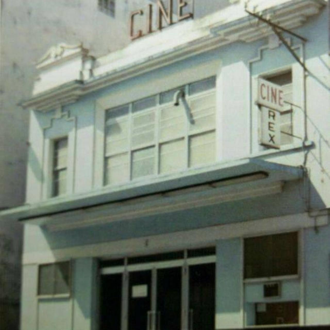 Situado en la calle Padre Sarmiento, que sube desde la avenida de Finisterre hasta el Parque Santa Margarita