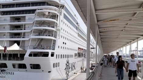 Un crucero, atracado en el Puerto de Valencia. Foto: EFE.
