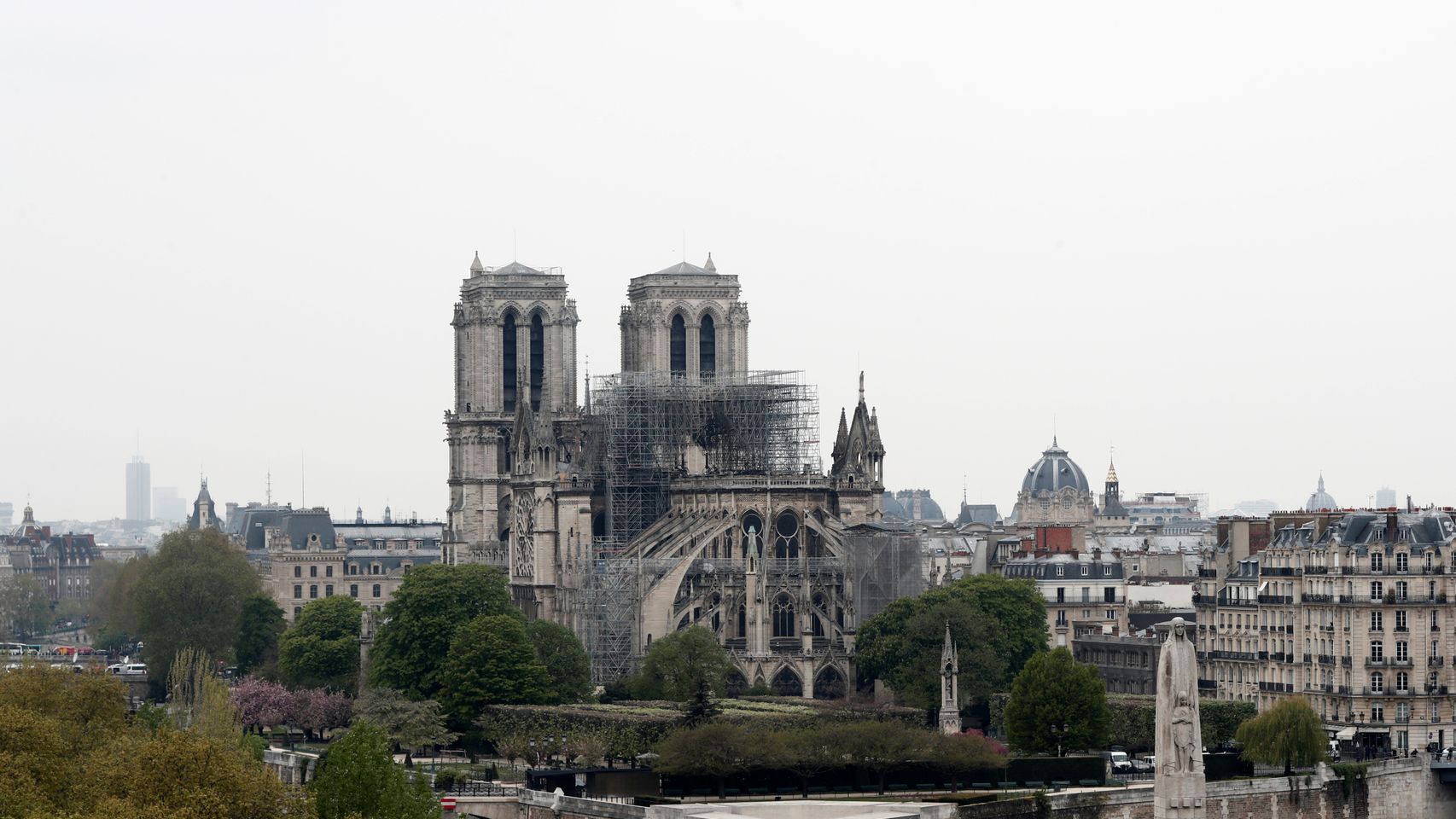 El estado exterior de la catedral de Notre Dame, tras el incendio que se produjo en la tarde del lunes.