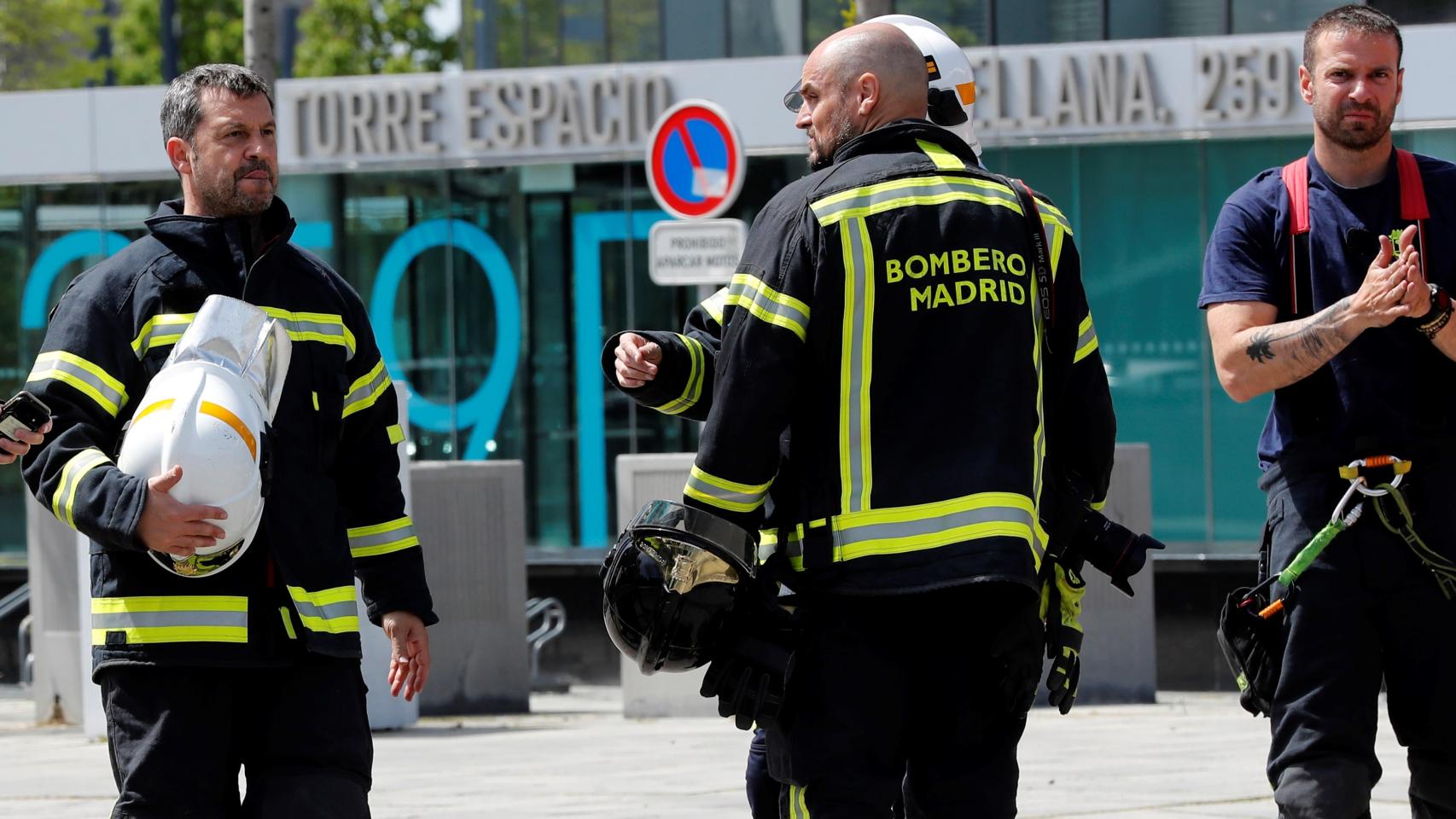 Al lugar de los hechos se han desplazado varias dotaciones de bomberos, así como del SAMUR y Policía. Foto: EFE.