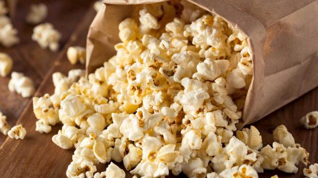 Unas palomitas de maíz después de haber pasado por el microondas.