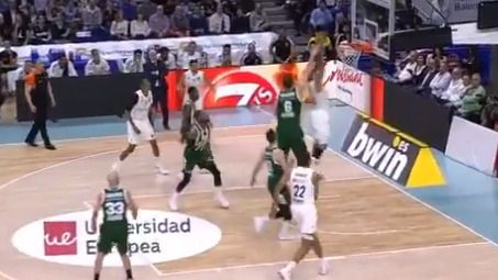 Taylor comienza los playoffs a lo grande: gran mate ante su defensor