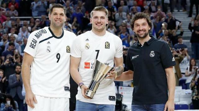 Doncic posa con la réplica de la Euroliga en el WiZink Center