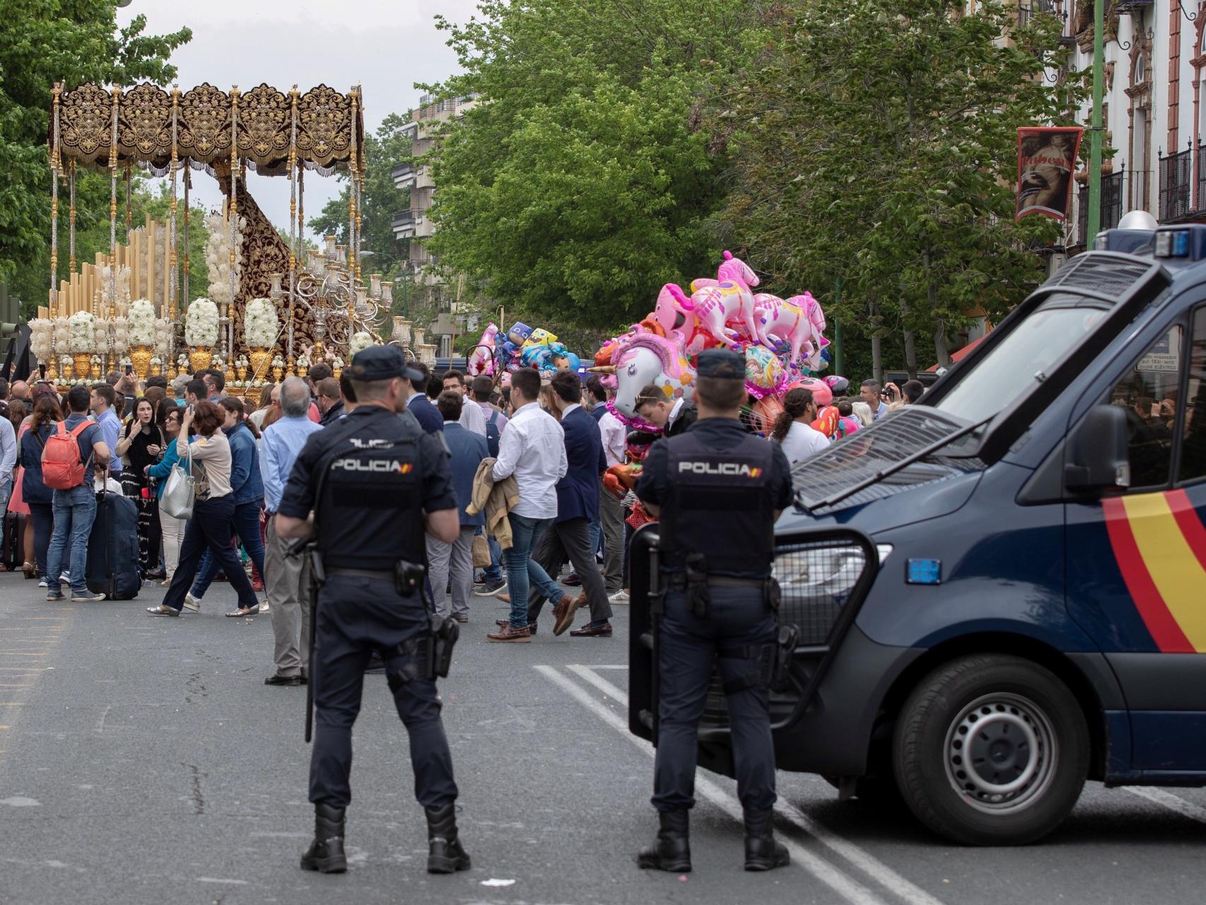 Dos policías vigilan este miércoles el paso de la Hermandad de San Bernardo, en Sevilla.