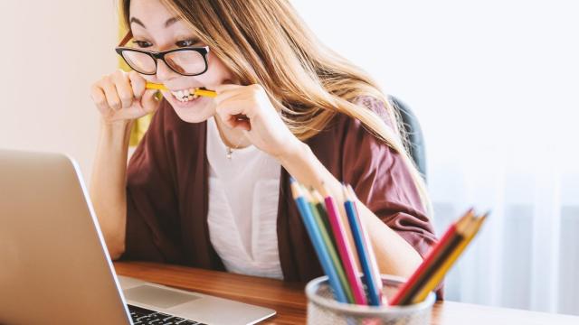 Una mujer se da cuenta que ha cometido un error en la declaración de la Renta.