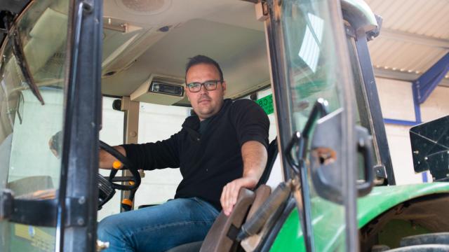 El agricultor Samuel Lozano sobre su tractor en Alarcón.