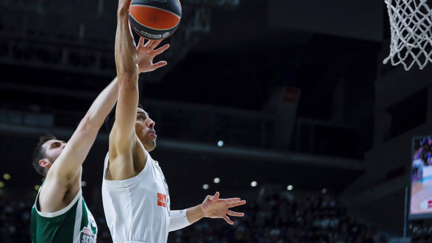 Ayón intenta anotar ante su defensor