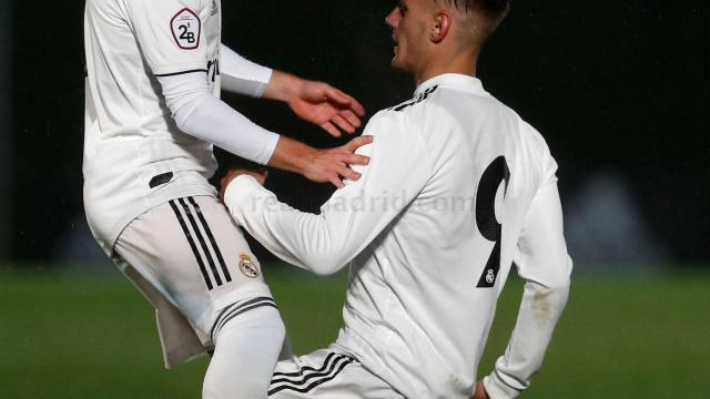Fran festeja con Dani Gómez el tanto del Castilla
