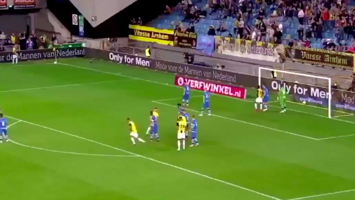 Odegaard a punto de sacar un córner