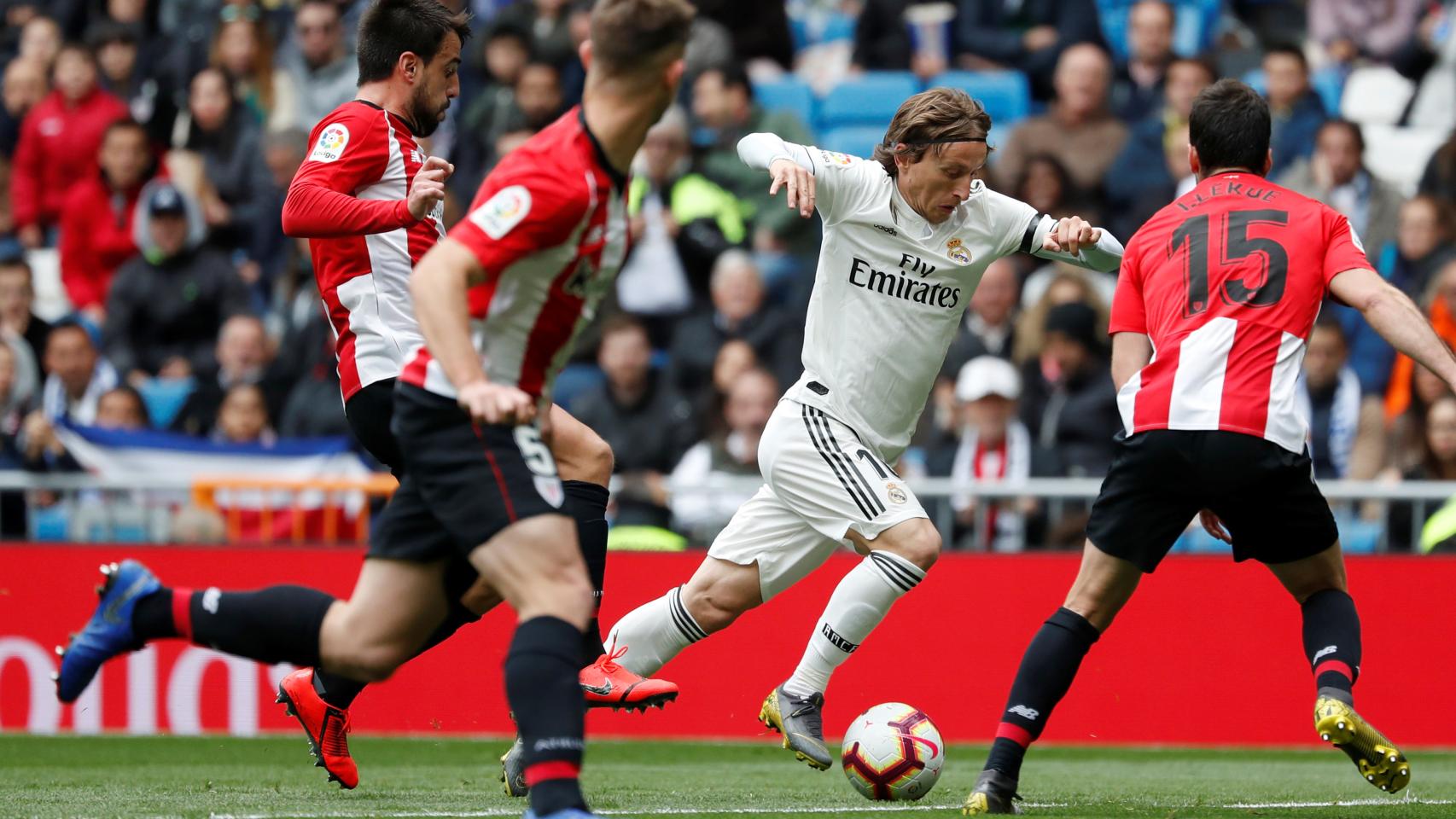 Luka Modric frente a Inigo Lekue
