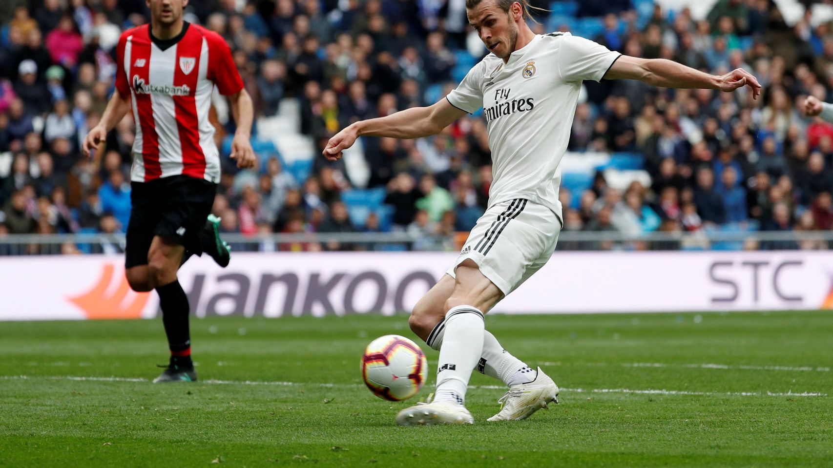 Gareth Bale no logra superar la portería de Herrerín