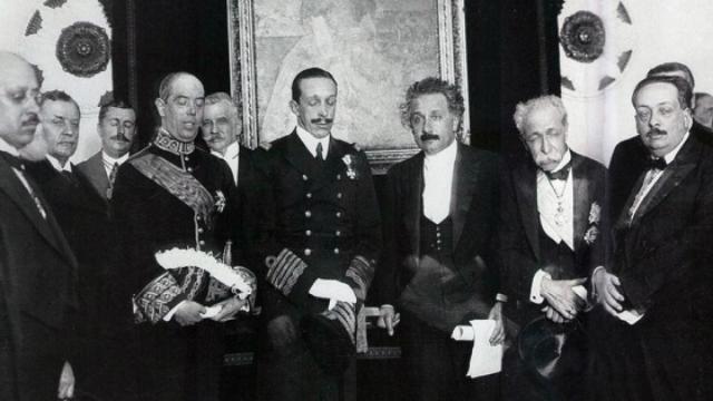 Alfonso XIII y Einstein, en el centro, durante la visita del científico a España en 1923.