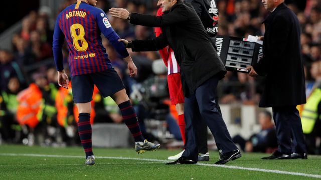 Arthur y Valverde durante un partido con el Barça.