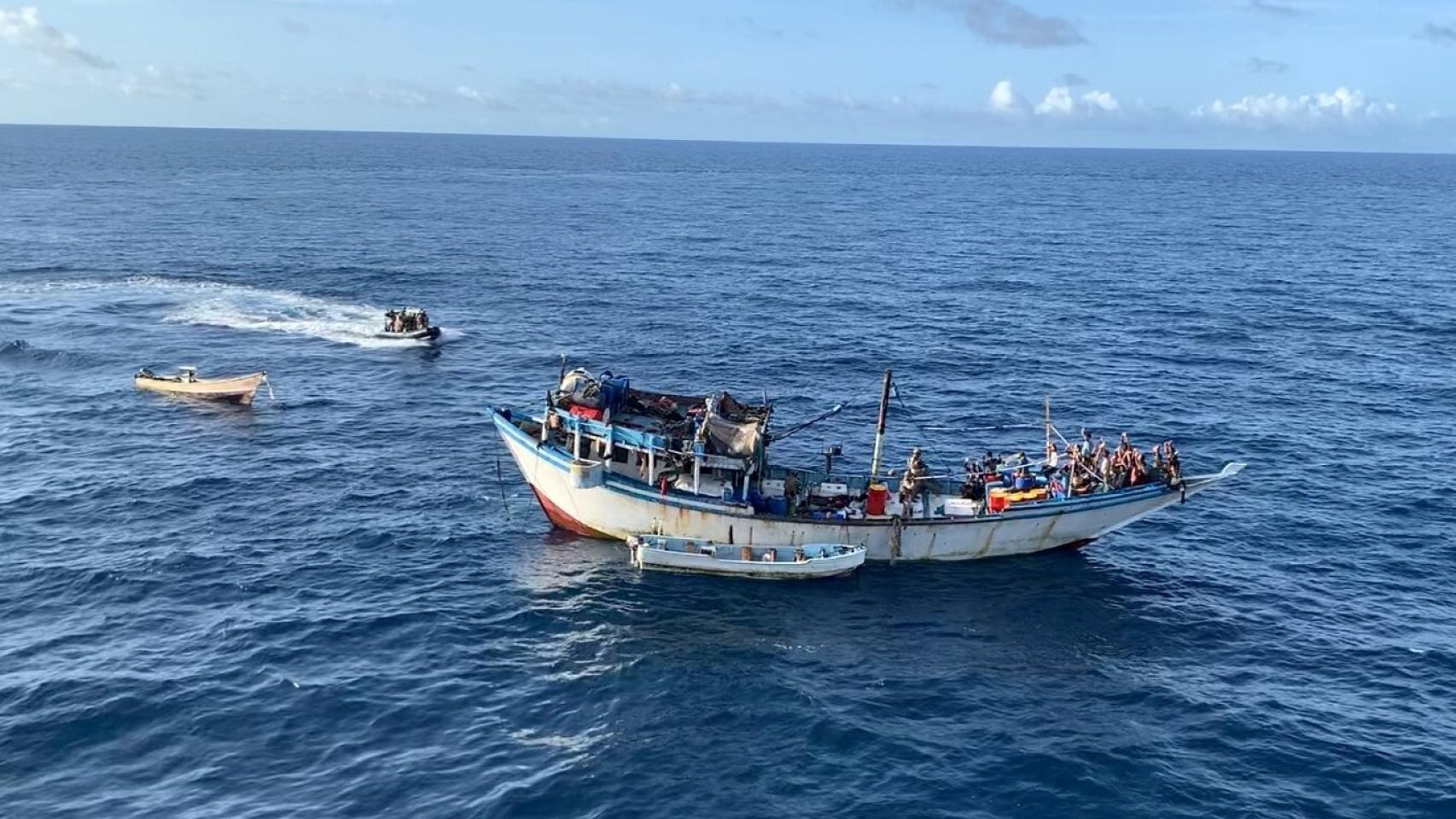 Imagen de la operación de la Armada en la que han capturado a los piratas.