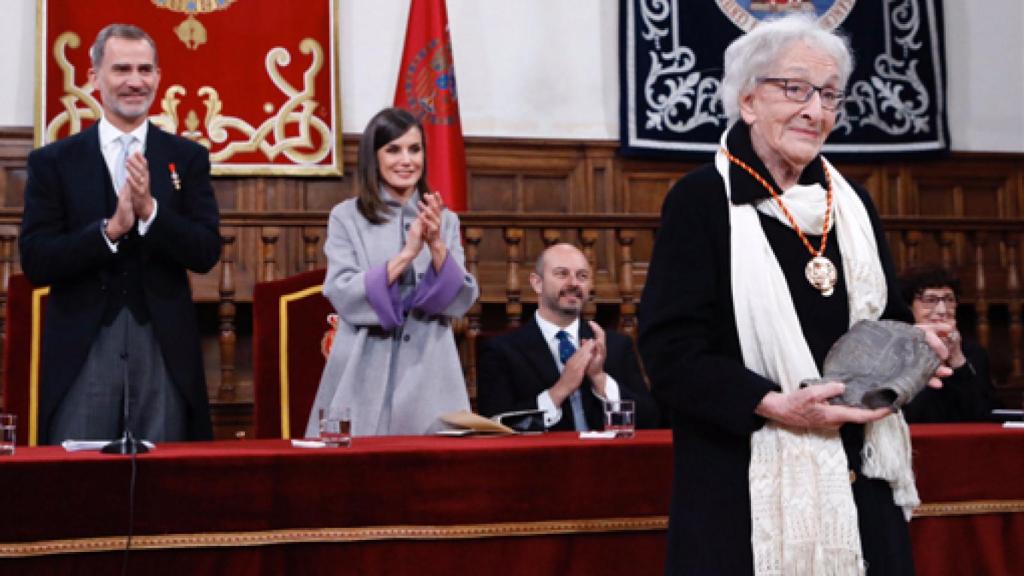 Ida Vitale recoge el Premio Cervantes en el Paraninfo de la Universidad de Alcalá de Henares en 2019