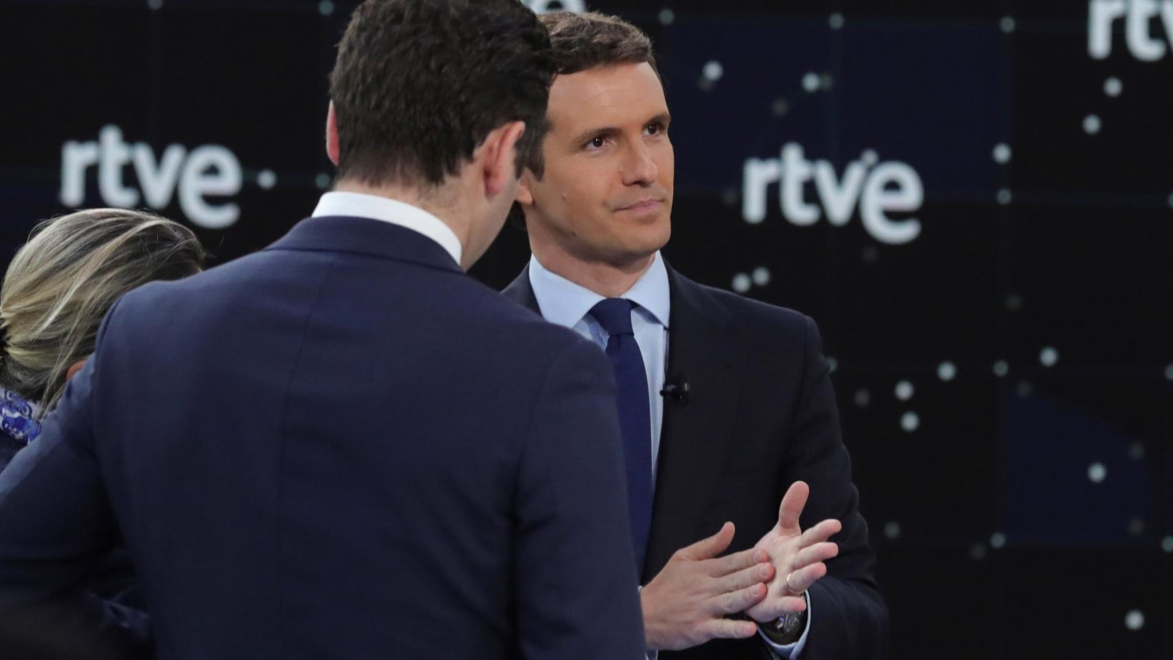 Egea, de espaldas, asesora a Casado minutos antes del debate en TVE