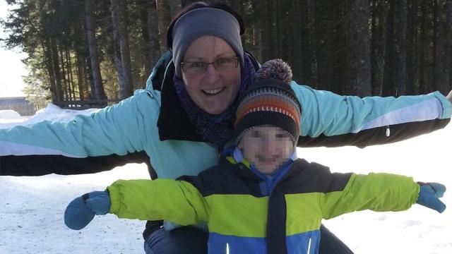 El pequeño estuvo deambulando desorientado durante el bosque hasta que se le localizó.