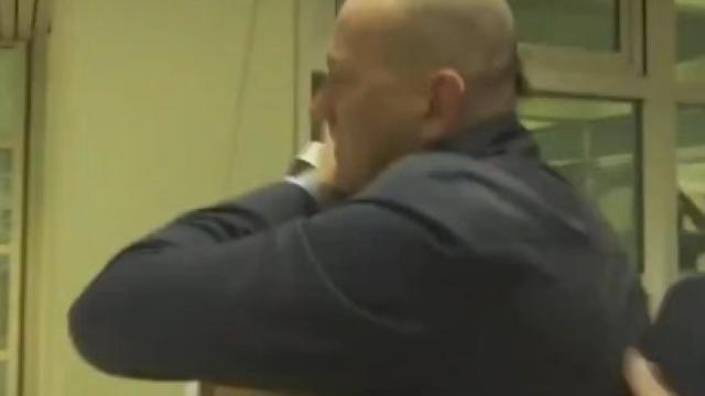 Alberto Herreros se abraza con Gustavo Ayón