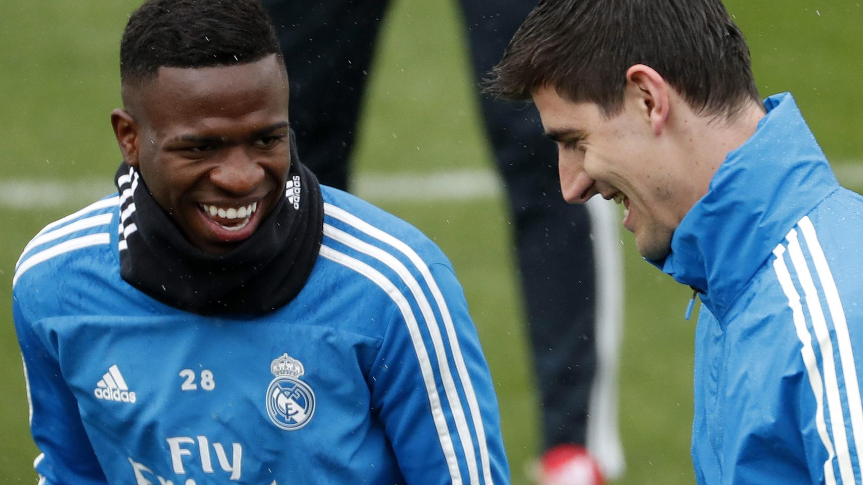 Vinicius Junior y Courtois en el entrenamiento previo a la visita al Coliseum