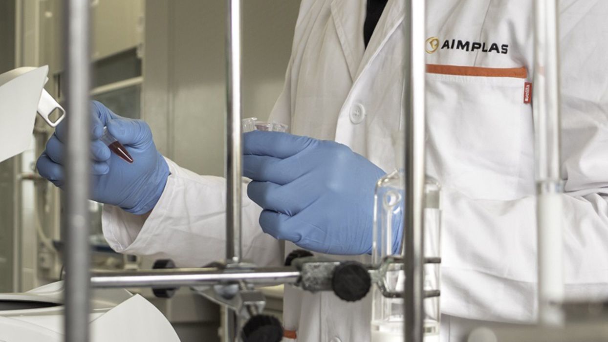 Uno de los investigadores de Aimplas trabajando en el laboratorio en el proyecto MRFID.